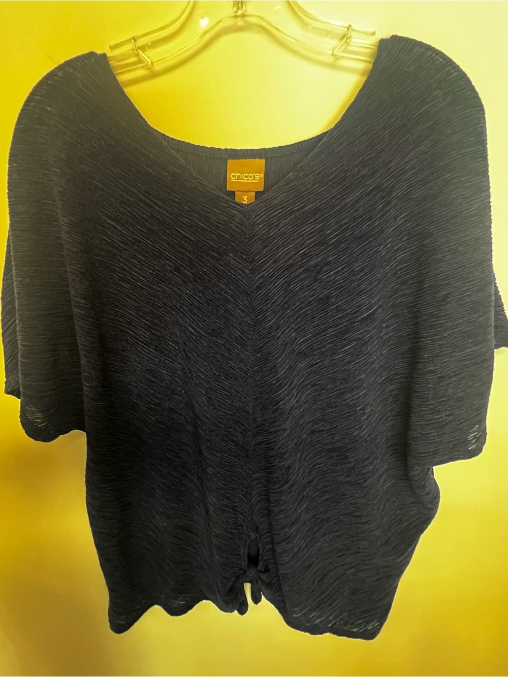 CHICO’S NAVY BLUE TEXTURED SHORT SLEEVE TIE-HEM “V” NECK FLOWY TUNIC. SIZE 3